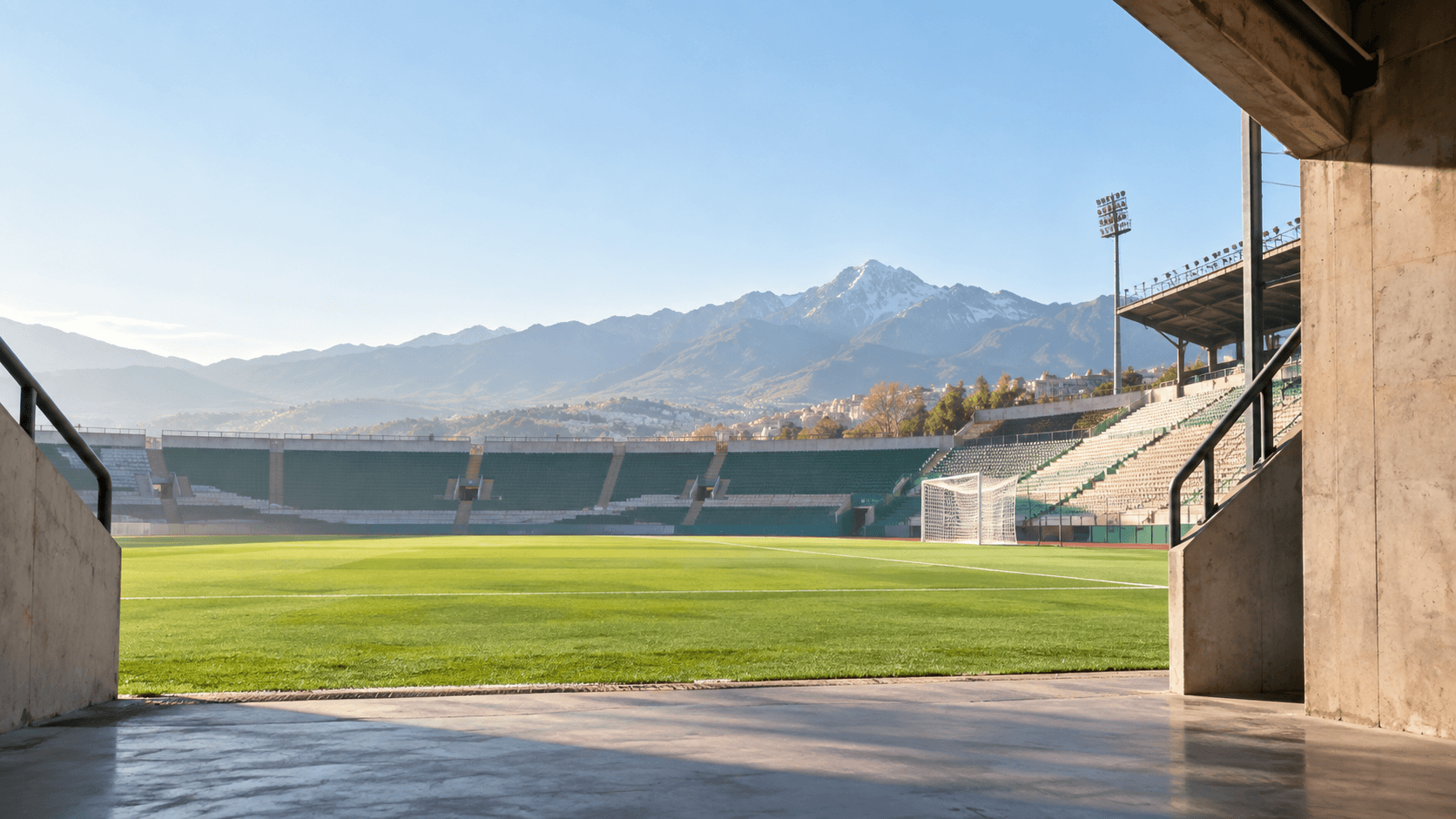 Cancha de fútbol boliviano vista desde un túnel de estadio durante el día